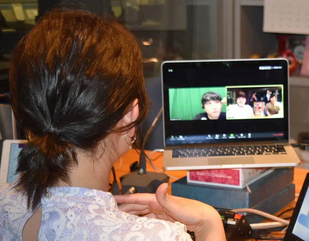 アルコ＆ピースの酒井健太（画面左）とリモートでトークする静岡放送の矢端名結アナウンサー