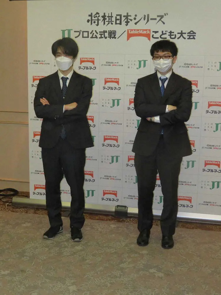 JT杯準決勝へ向けて記者会見で意気込みを語った（左から）藤井聡太3冠、永瀬拓矢王座