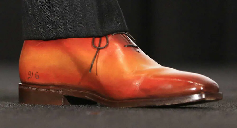 中居正広にプレゼントされたV6の入った岡田准一の革靴（撮影・西尾