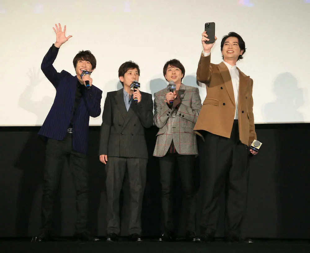 映画「ARASHI　Anniversary　Tour　5×20　FILM　“Record　of　Memories”」先行初日舞台あいさつで会場のファンを動画撮影する松本潤（右端）と（左から）相葉雅紀、二宮和也、櫻井翔（撮影・尾崎　有希）