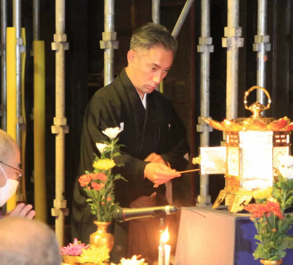 京都・平安神宮で行われた「きぼうのあかり」の点灯式に臨んだ市川海老蔵