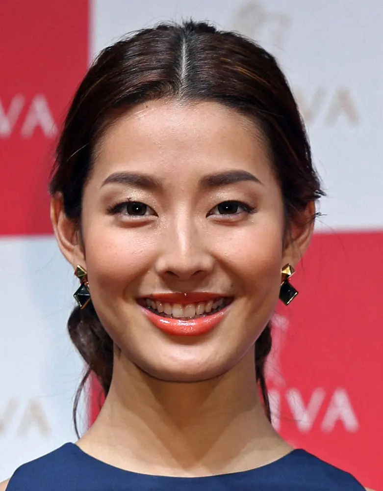 【画像・写真】すみれ　美脚チラリ…スリット入りゴージャスなドレス姿にファン「ドキッとします」「目を奪われる」