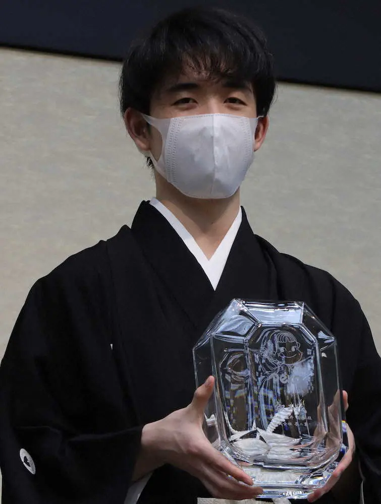 【画像・写真】藤井聡太叡王「おやつを選ぶのも大きな楽しみでした」　就位式で主催の不二家に感謝