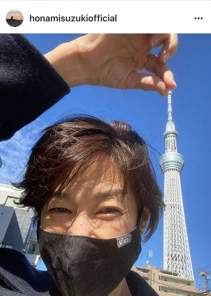 【画像・写真】鈴木保奈美　東京スカイツリーとのトリックショットに「楽しい写真」「うまい」「おもちゃにしている」