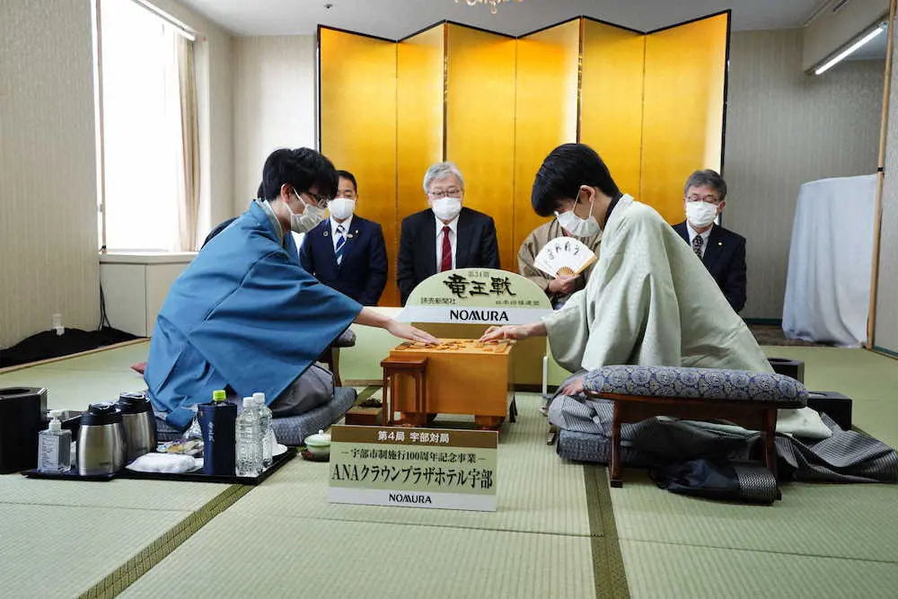 【画像・写真】藤井3冠　竜王戦第4局開始　戦型は角換わり　午前のおやつは長門ゆずきちのシフォンサンド