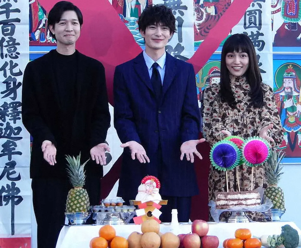 映画「聖地X」のヒット祈願イベントに出演した（左から）薬丸翔、岡田将生、川口春奈