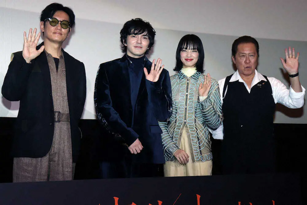 映画「恋する寄生虫」の公開記念舞台あいさつを行った（左から）井浦新、林遣都、小松菜奈、石橋凌