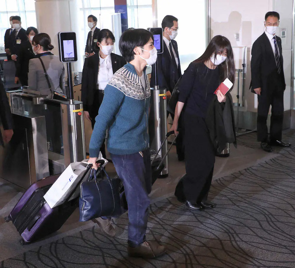 米国へ出発する小室圭さんとパスポートを手にした眞子さん（右端）（撮影・西川祐介）