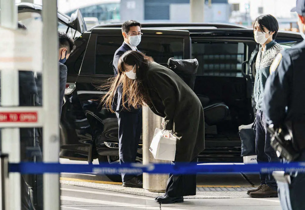 　米ニューヨークのケネディ国際空港に到着し、関係者にお辞儀する秋篠宮ご夫妻の長女眞子さん（中央）と小室圭さん（右端）
