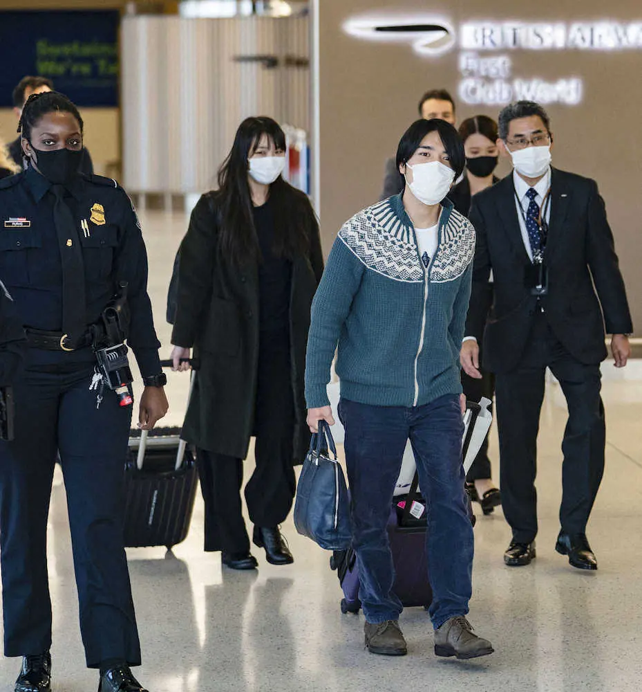米ニューヨークのケネディ国際空港に到着し、足早に歩く秋篠宮ご夫妻の長女眞子さん（中央左）と夫の小室圭さん（同右）