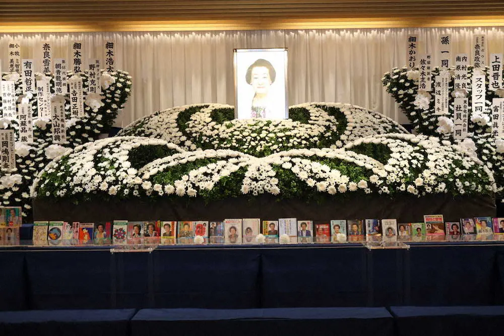 著書や供花が並べられた細木数子さんお別れの会の祭壇