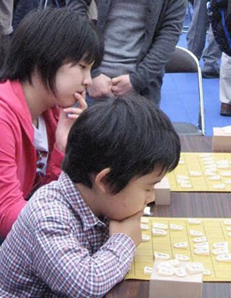 【画像・写真】藤井4冠はヒーロー　年長の妹弟子・中澤沙耶女流初段が祝福　子供たちが“必殺技”まねる