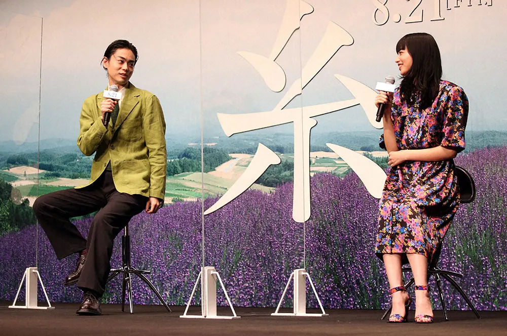2020年8月、映画「糸」完成報告会でアクリル板を挟んで、トークセッションを行うダブル主演の菅田将暉と小松菜奈