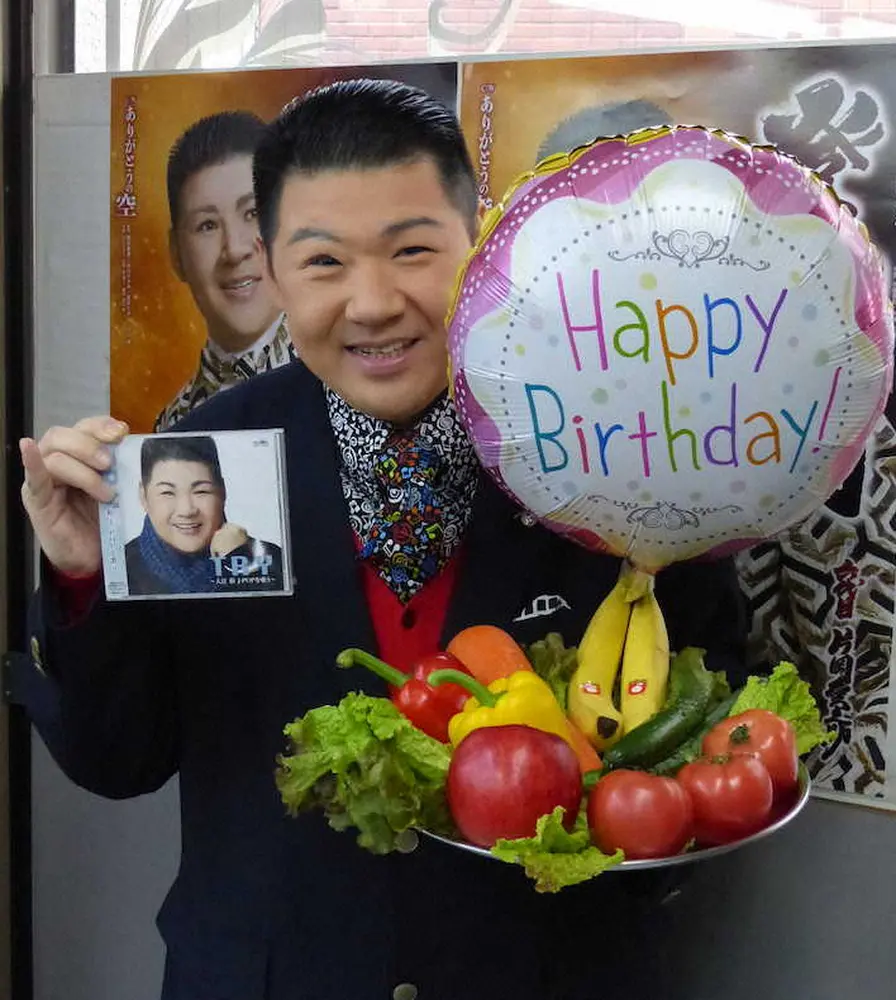 J―POPのカバーアルバム「TRY」発売記念イベントを誕生日に行った大江裕はCDと誕生祝いの野菜や果物を手に笑顔