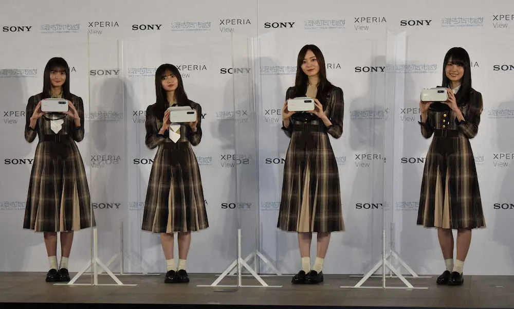 VRコンテンツ発表会に参加した乃木坂46の（左から）遠藤さくら、齋藤飛鳥、梅澤美波、賀喜遥香