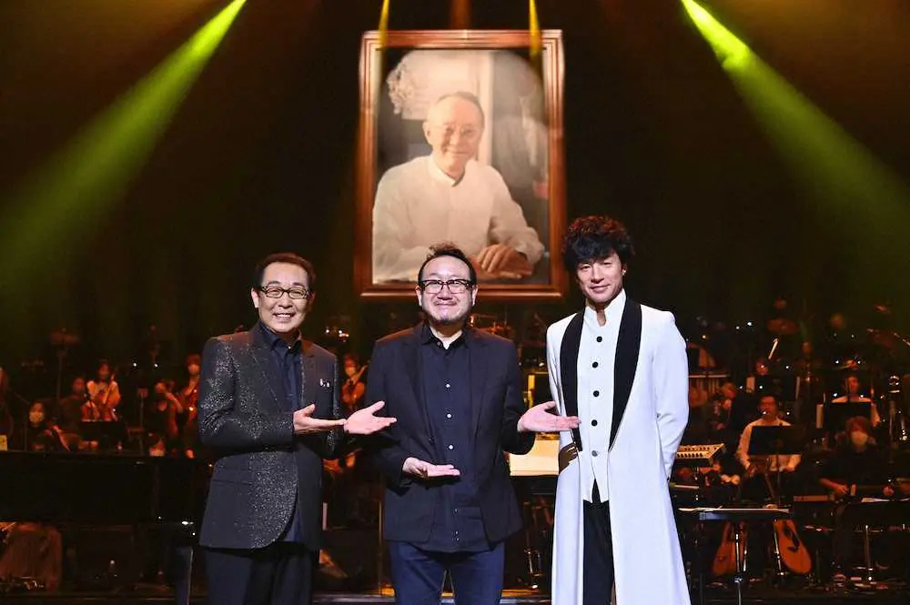 服部克久氏のメモリアルコンサートに出演した（左から）さだまさし、服部隆之氏、東山紀之