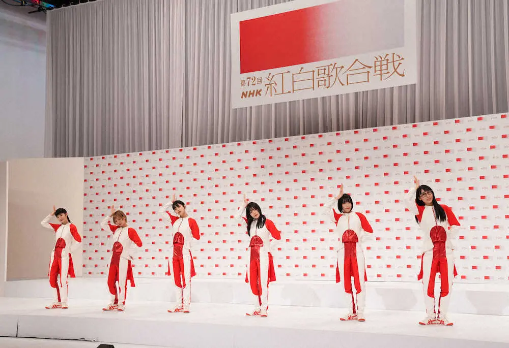 紅白歌合戦会見 ポーズを決めるbishの 左から リンリン モモコグミカンパニー アイナ ジ エンド セントチヒロ チッチ アユニ D ハシヤスメ アツコ 撮影 島崎忠彦 スポニチ Sponichi Annex 芸能