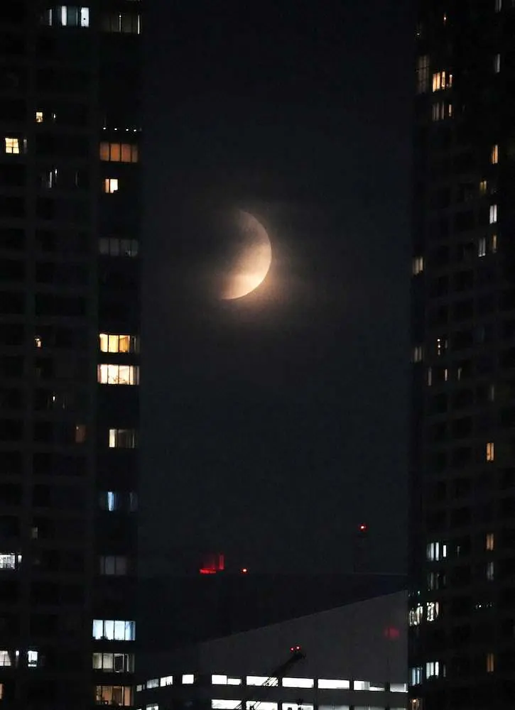19日午後5時5分、東京都港区で見られた部分月食