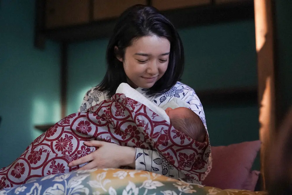 連続テレビ小説「カムカムエヴリバディ」第4週は「1943－1945」。雉真家にて。生まれた赤ん坊を抱く安子（上白石萌音）（C）NHK