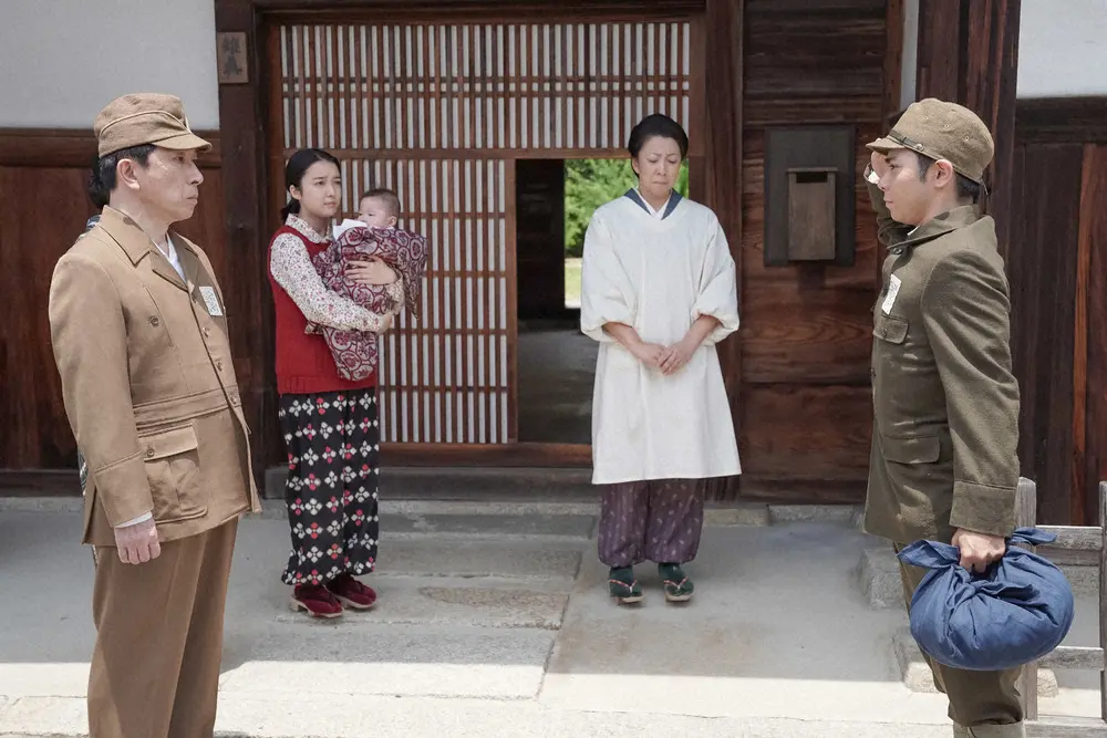 【画像・写真】【来週のカムカムエヴリバディ】第4週　稔と勇が出征　娘を出産した安子は焼け跡で、あることを始める