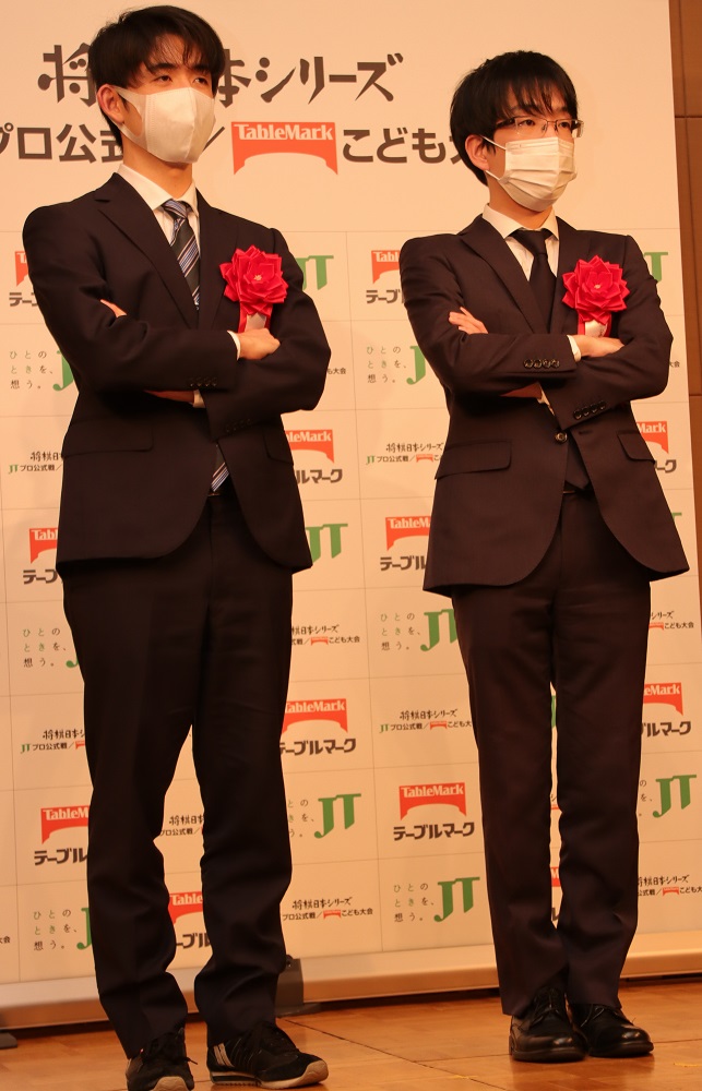 ポーズをとる藤井竜王（左）と豊島ＪＴ杯選手権者（撮影・我満　晴朗）