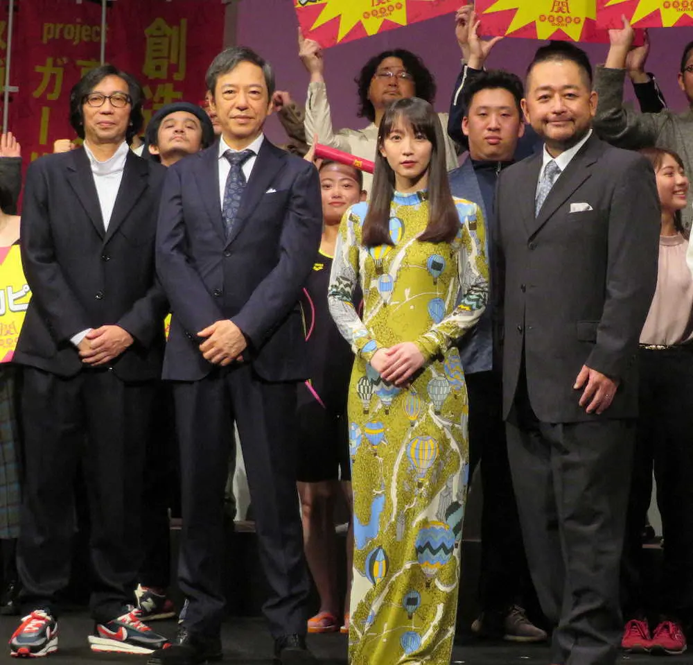 「関西演劇祭」の開会式に参加した（左から）行定勲監督、板尾創路、吉岡里帆