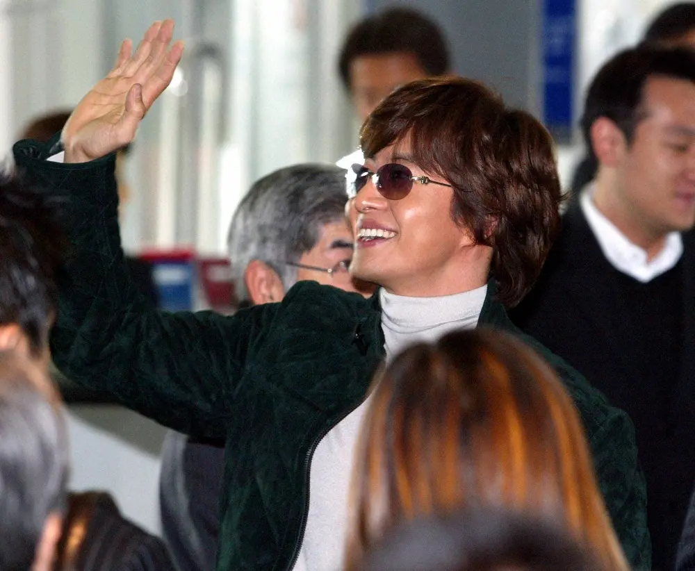 04年、見送るファンと報道陣に手を振りながら帰国する韓国俳優ペ・ヨンジュン