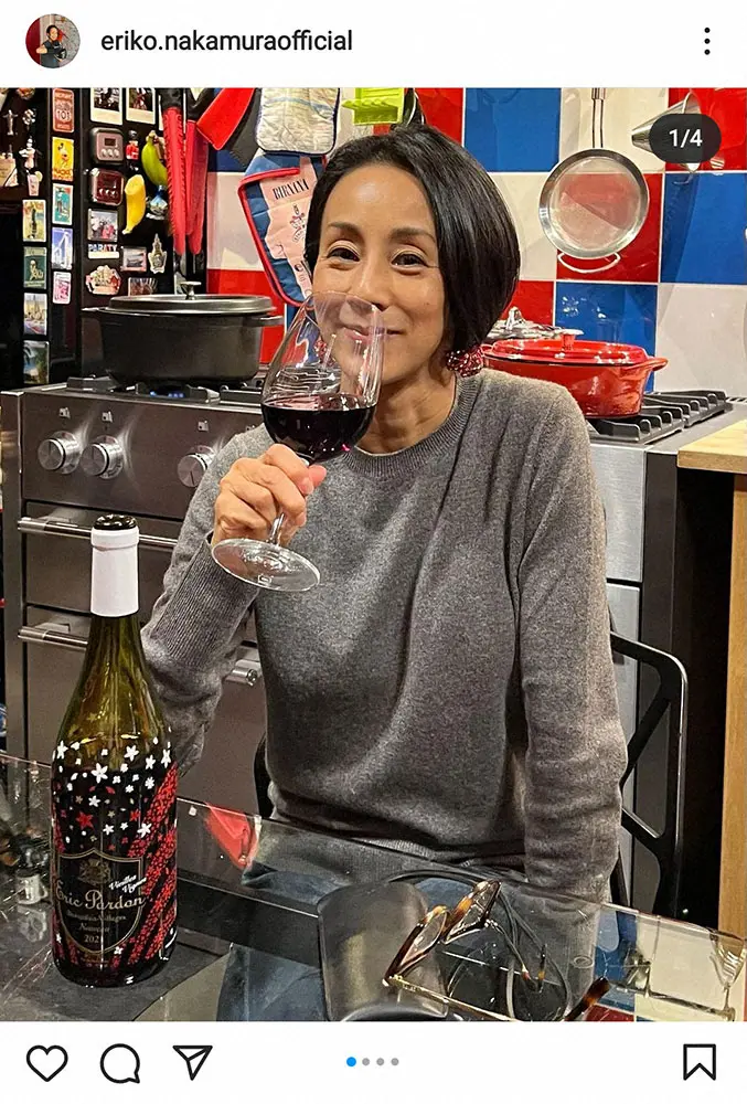 【画像・写真】中村江里子　自宅のキッチンで“家飲み”姿に「カラフルで素敵」「いい感じにほろ酔い」の声