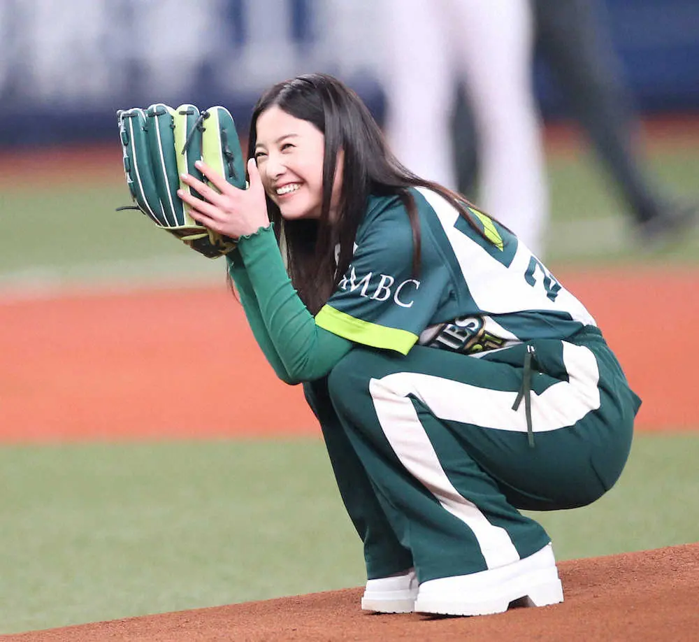 【画像・写真】吉高由里子　日本シリーズ始球式登場も大暴投に「アァー」と絶叫、苦笑い
