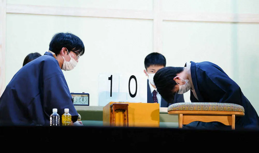 【画像・写真】豊島九段　藤井竜王に雪辱の連覇、JT杯で最後の勲章死守「いい形で終われた」