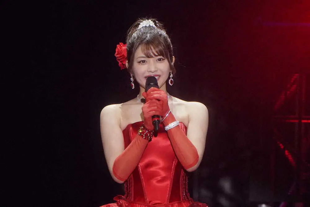 自身のメンバーカラーである真っ赤なドレス姿で卒業公演に登場したJuice＝Juiceリーダーの金澤朋子