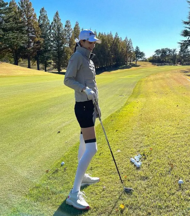 【画像・写真】マギー　ミニスカニーハイコーデ披露に「脚が長い！」「スタイル良過ぎ」「ほんと天使、いや女神」