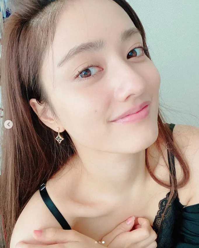 【画像・写真】谷まりあ　胸元から黒キャミのぞくショット公開に「キャミ色っぽ」「最高の表情」「ちらっとレースが」