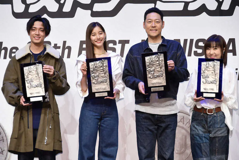 「第38回ベストジーニスト2021」を受賞した（左から）King＆Princeの永瀬廉、新木優子、東野幸治、林原めぐみ