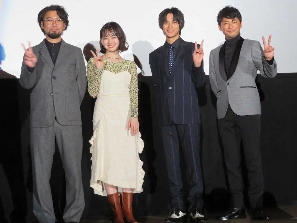 映画「彼女が好きなものは」の舞台あいさつに立った（左から）草野翔吾監督、山田杏奈、神尾楓珠、今井翼