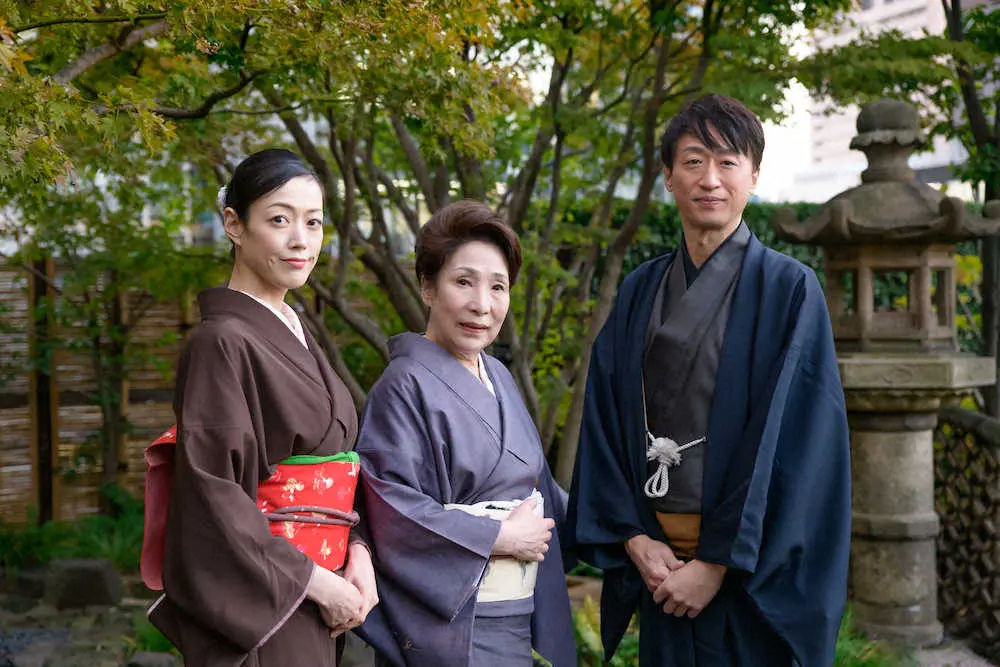劇団新派の舞台「糸桜」に出演する（左から）大和悠河、波乃久里子、喜多村緑郎