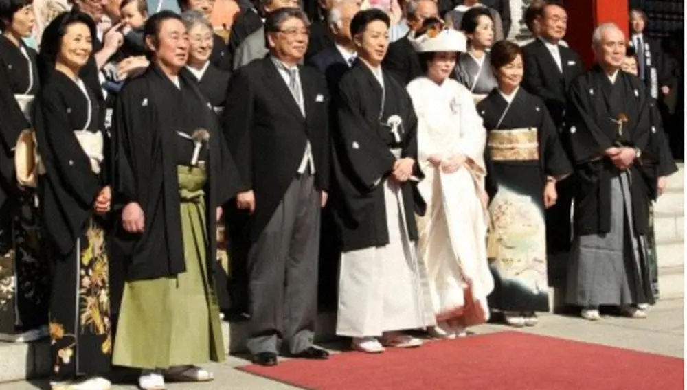 2013年、四女の瓔子さん（右から3人目）の挙式で記念撮影する中村吉右衛門さん（右端）。（前列左から）女優の富司純子、歌舞伎俳優で人間国宝の尾上菊五郎、１人おいて、瓔子さんの夫で歌舞伎俳優の尾上菊之助