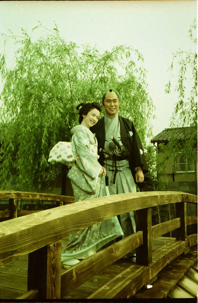 89年、京都・嵐山で鬼平役への抱負を語る中村吉右衛門さん（右）、左は妻役の多岐川裕美