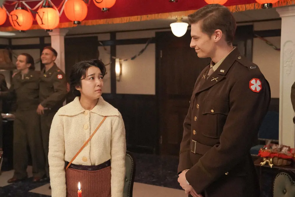 【画像・写真】連続テレビ小説「カムカムエヴリバディ」第30話。将校クラブにて。安子（上白石萌音・左）にあることを話すロバート（村雨辰剛）（C）NHK