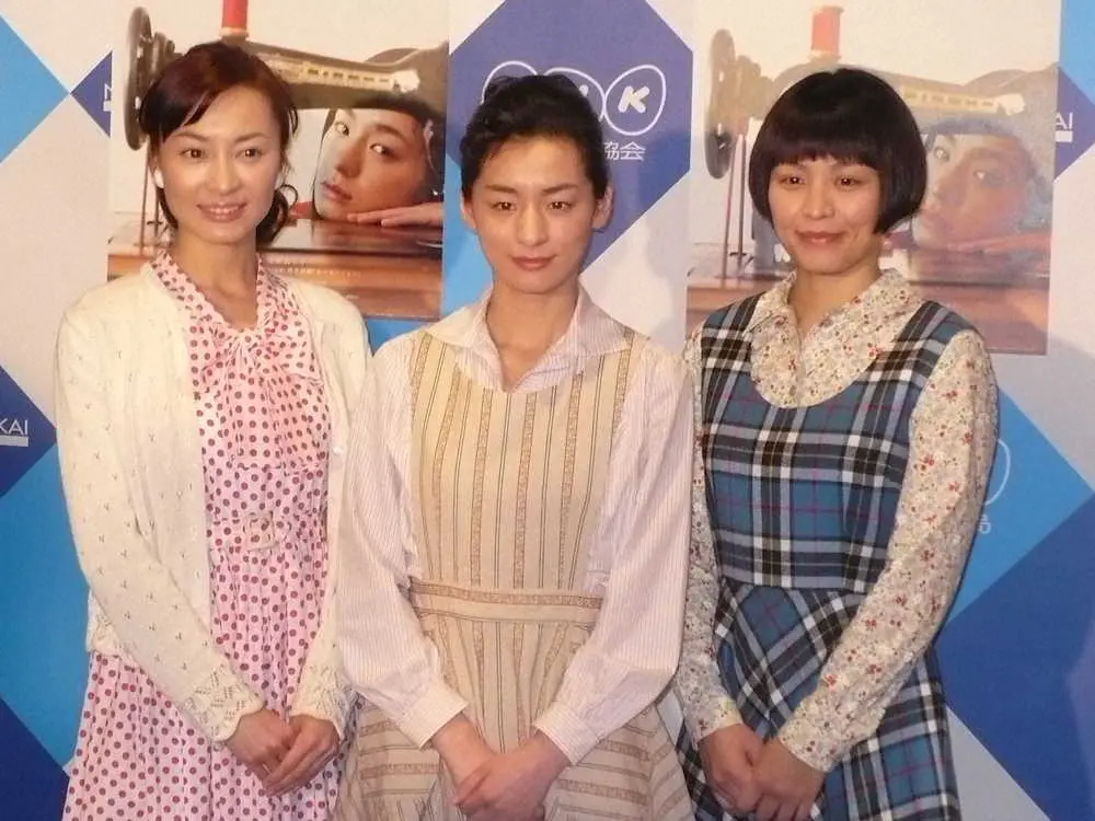 NHK連続テレビ小説「カーネーション」に出演した川崎亜沙美（右）。新山千春（左）、尾野真千子と（2012年01月25日撮影）