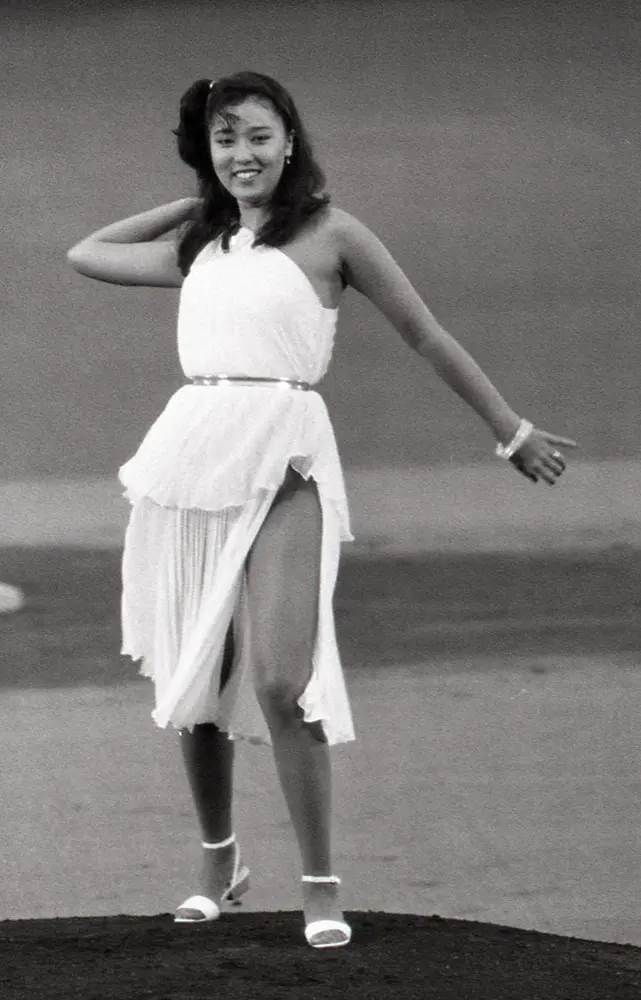1980年、日本ハムvs阪急（後楽園球場）で美脚をのぞかせながら始球式をする浅野ゆう子