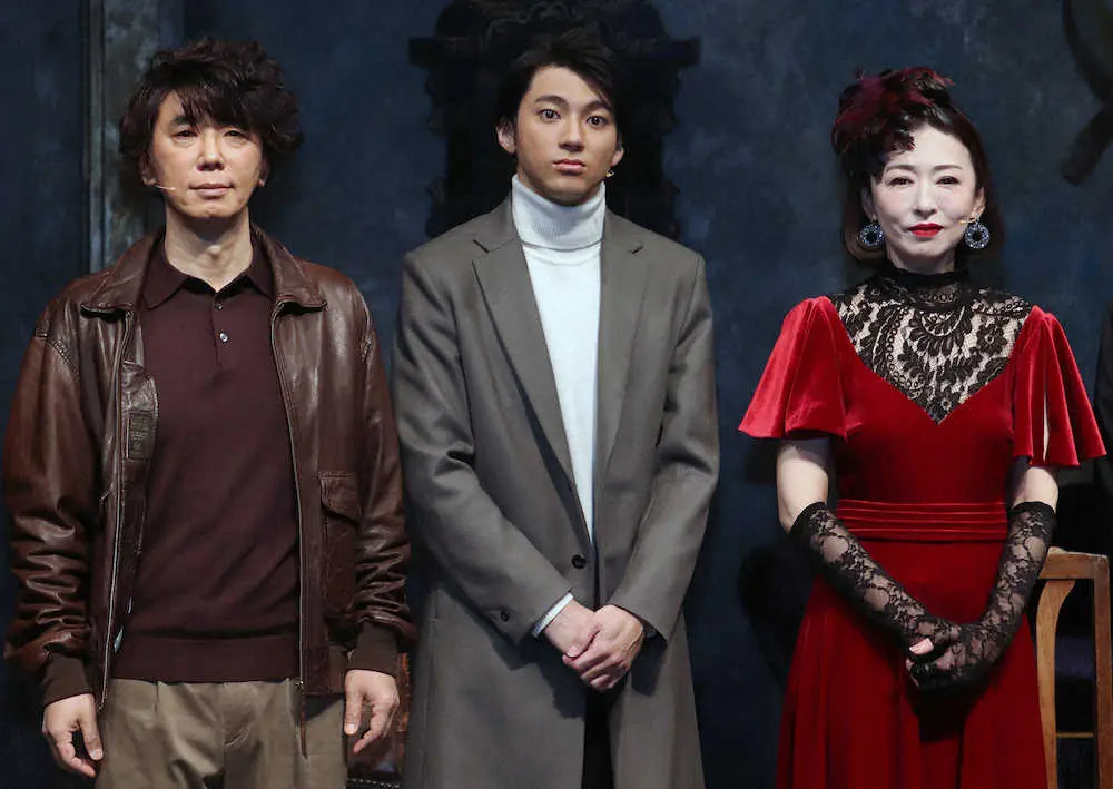 フォトセッションに臨む（左から）ユースケ・サンタマリア、山田裕貴、松雪泰子