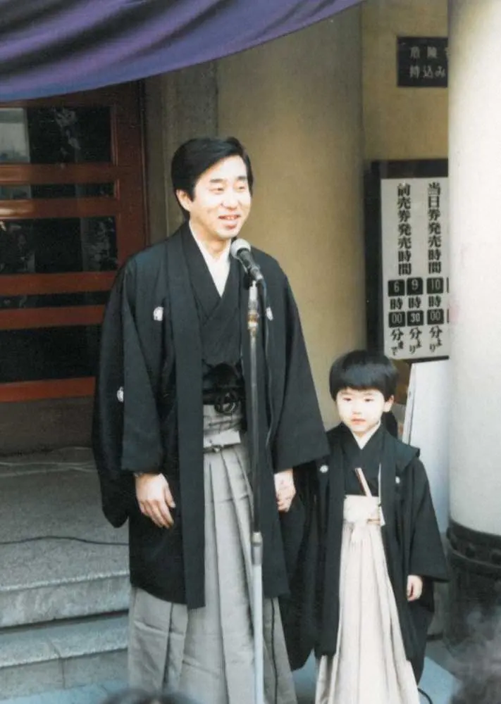 5歳で初舞台を踏んだ当時の尾上松也（右）と父の尾上松助さん