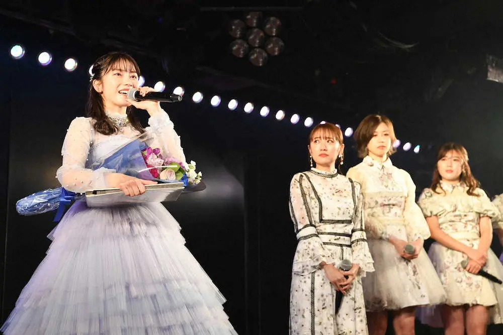 「AKB48　横山由依卒業公演」に登場した横山由依（左）と、サプライズで登場したOGの高橋みなみ（左から2番目）　（C）AKB48