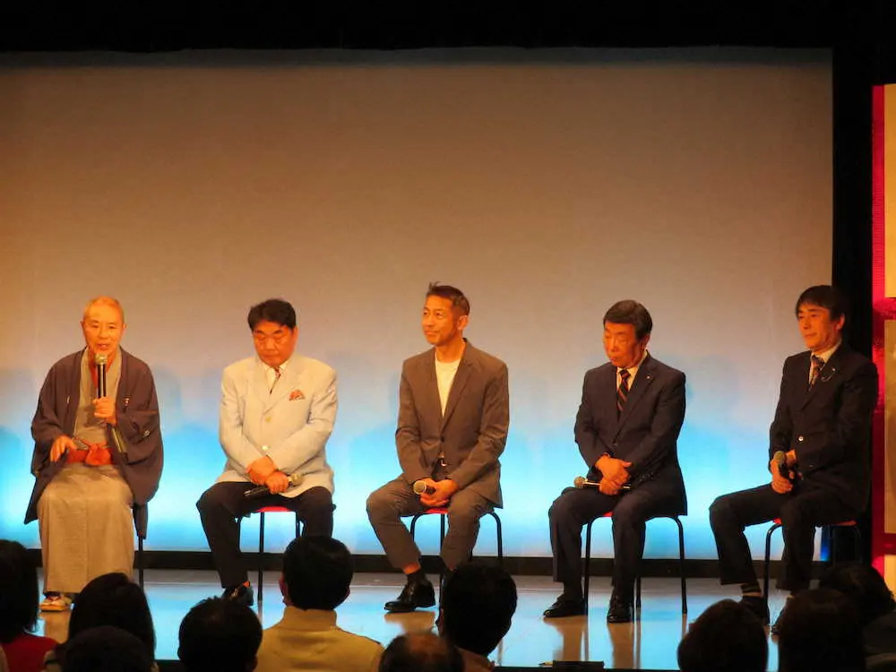 正司敏江さんの追悼公演で思い出を語る（左から）桂福団治、横山ひろし、森脇健児、酒井とおる、酒井くにお　　　　　　　　　　　　　　　　　　　　　　　　　　　　　　　