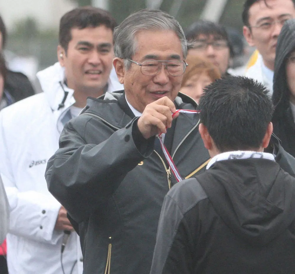 2009年3月、東京マラソンで最終ランナーを出迎える石原慎太郎東京都知事（当時）と石原良純（左）