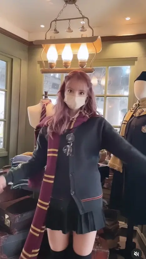 【画像・写真】三上悠亜　ミニスカ・ハリーポッターコーデ披露に「姫　可愛い～～」「ギャンかわ」「魔法をかけて」