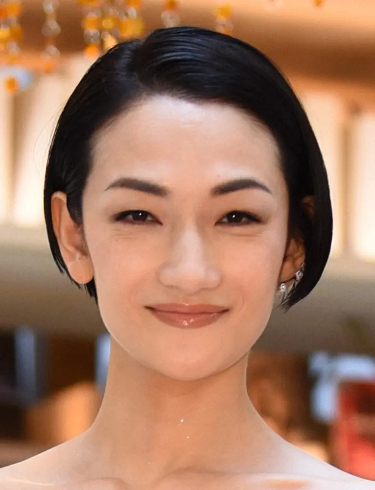【画像・写真】冨永愛　マスクと帽子着用も…駅のホームに立つ姿に「オーラが強すぎ」「すぐにバレそう!」声
