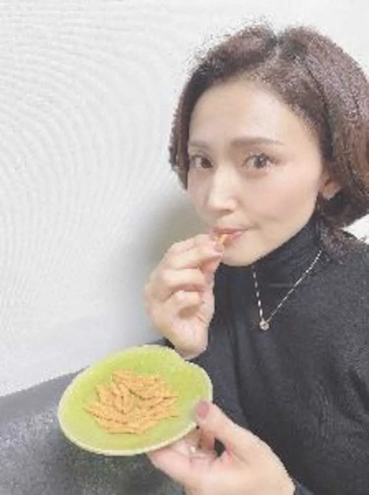 【画像・写真】金子恵美氏、食べる手も思い出話も止まらない「柿の種」