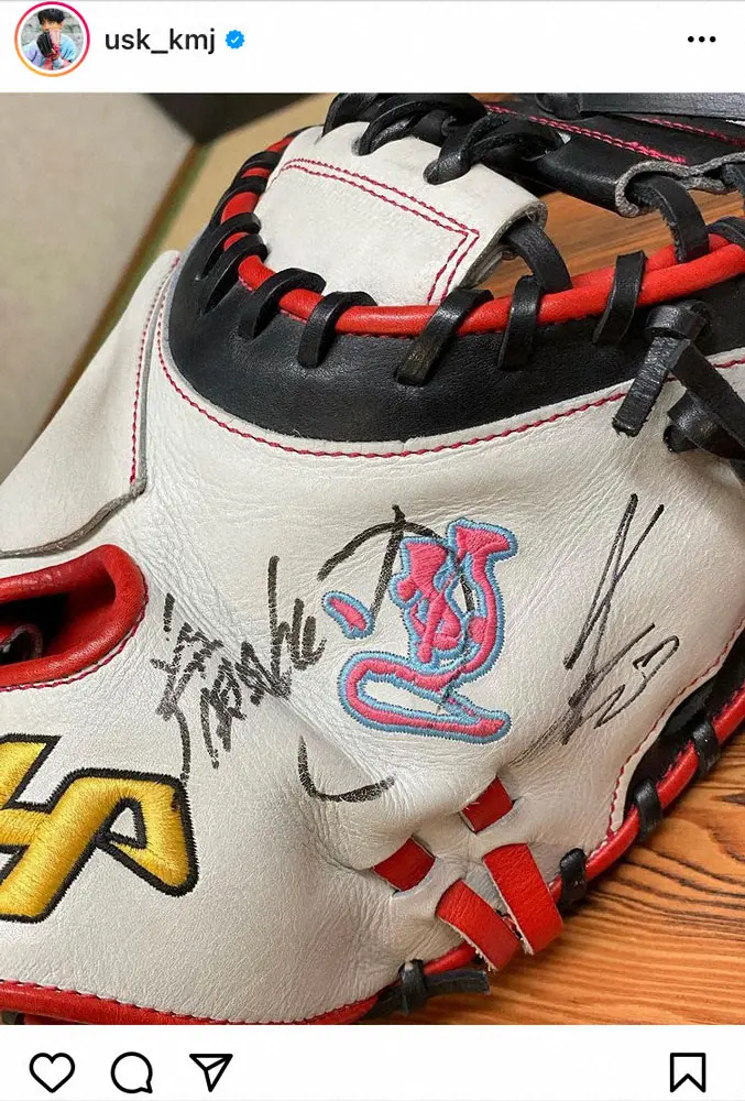 【画像・写真】上地雄輔　ダウンタウン2人そろってのサイン入りグラブ公開　「初めて見たかも！？」「貴重」驚嘆の声